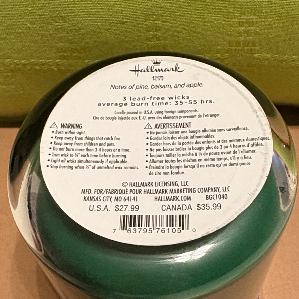Hallmark Twinkling Tinsel 16 oz Candle - Festive Green - Picture 5 of 5